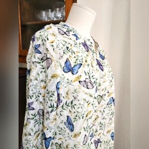 NWOT- Beautiful Butterfly Blouse!!🦋